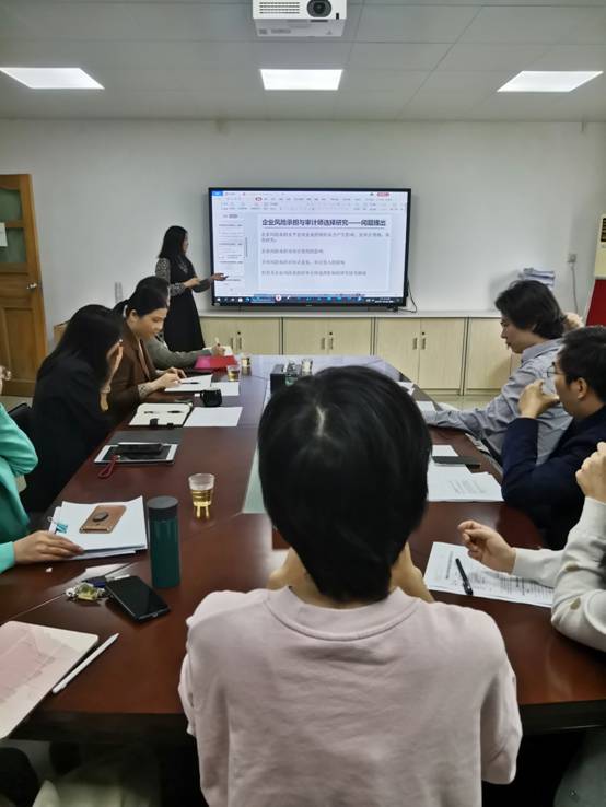 会议室里的人们描述已自动生成